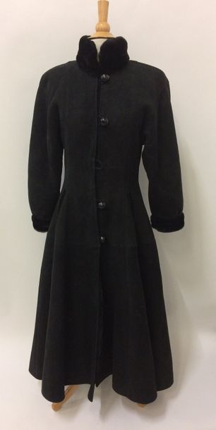 Yves Saint LAURENT


Long manteau en peau...