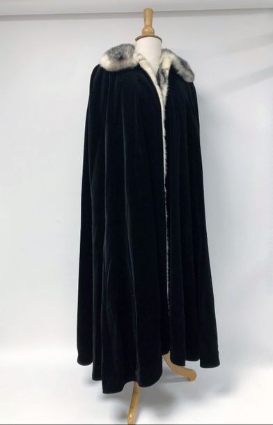 SCHERRER BOUTIQUE


Longue cape en velours...