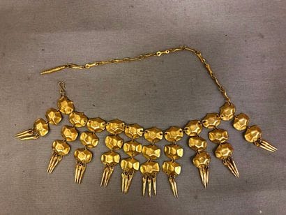 Ceinture articulée en métal doré à pendeloques....