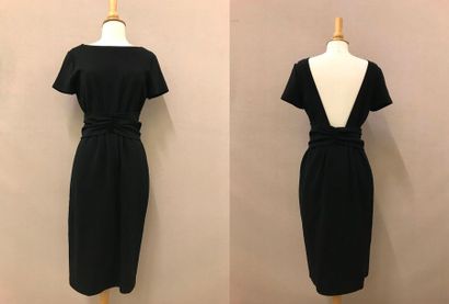PRADA


Robe noire cintrée à manches courtes...