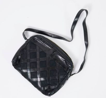 Yves Saint LAURENT


Sac en tissu et cuir...