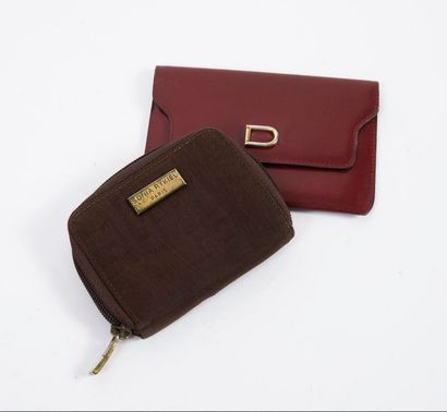 DELVAUX


Porte-monnaie en cuir bordeaux,...