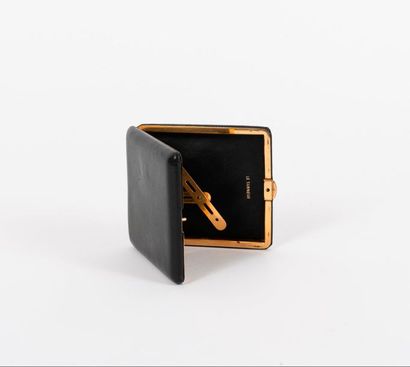 LE TANNEUR


Porte-cigarettes en métal doré...