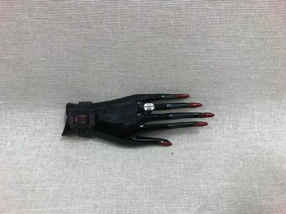 Importante broche figurant une main noire,...