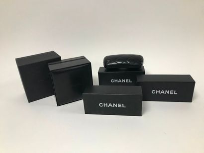 CHANEL


Etui à lunettes matelassé noir dans...