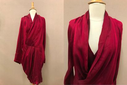 DONNA KARAN


Robe en satin rouge structurée....