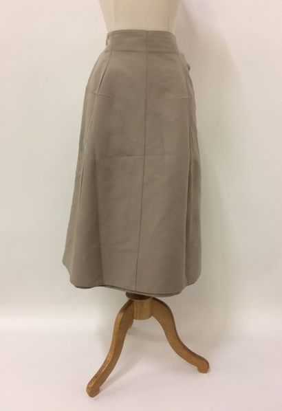 MARNI


Jupe en toile beige mi-longue. 

Fermeture...