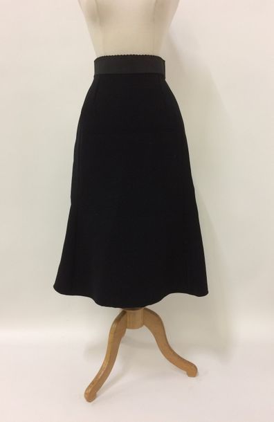 DOLCE & GABBANA


Jupe en toile noire évasée...