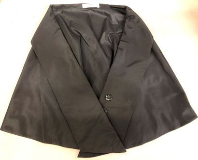 PRADA


Cache épaule en taffetas noir, col...
