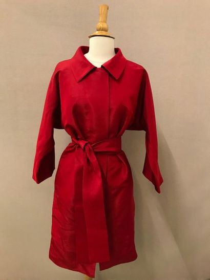 Yves Saint LAURENT


Manteau rouge avec ceinture....