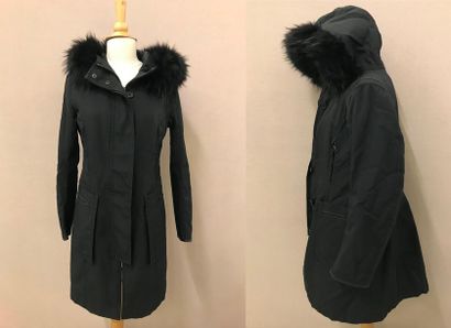 PRADA


Parka noire à capuche bordée de fourrure...