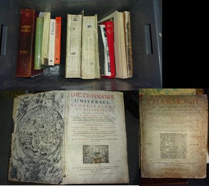 Quatre petites caisses de livres, dont une...