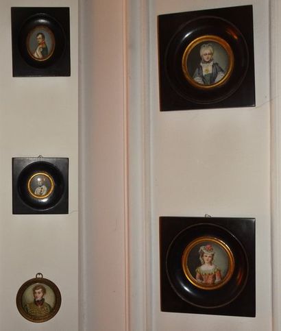 Lot de 7 miniatures modernes, encadrées.
Portraits...