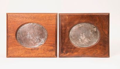Scènes de familles.

Paire de plaques ovales...