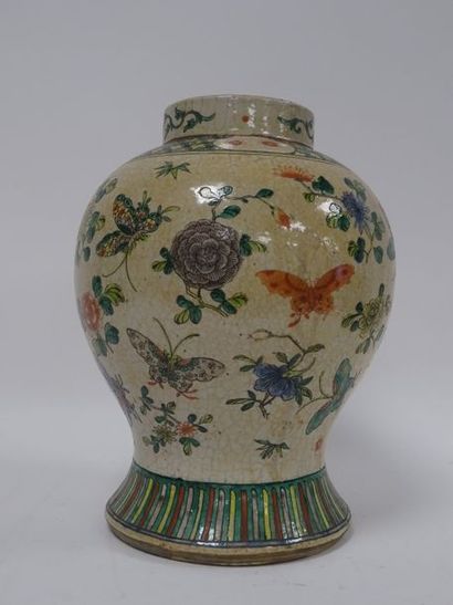 CHINE


Potiche en céramique à décor polychrome...