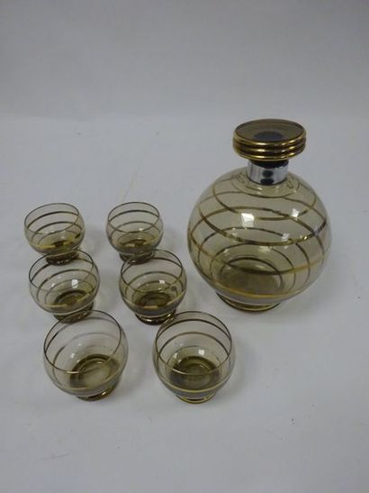 Service à porto en verre fumé à décor de...