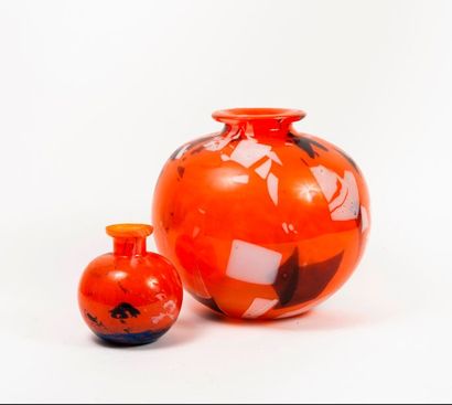 Vase boule à col évasé. 

Epreuve en verre...