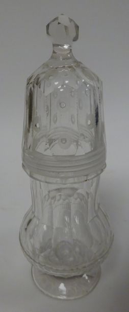 Saupoudreuse en verre sur piédouche.

H....