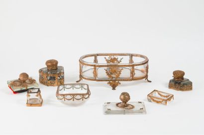 Lot de garniture de bureau à décor en bronze...