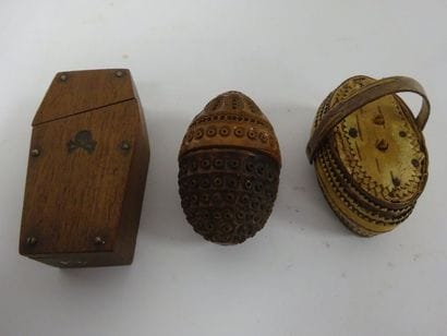 Lot de trois boîtes, une en noix de corozo,...