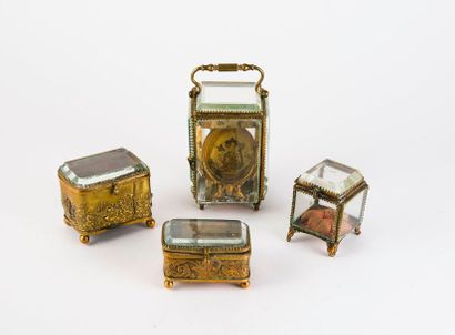 Lot de cinq boîtes vitrine en verre facetté...