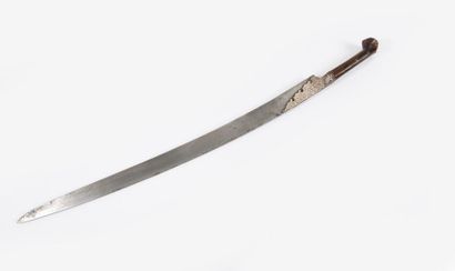 Sabre Yatagan.

Lame courbe à dos plat et...