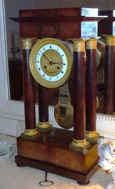 Pendule portique en placage d'acajou formée...