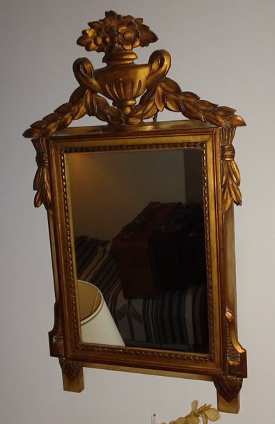 
Trois miroirs :

- un à fronton sculpté...