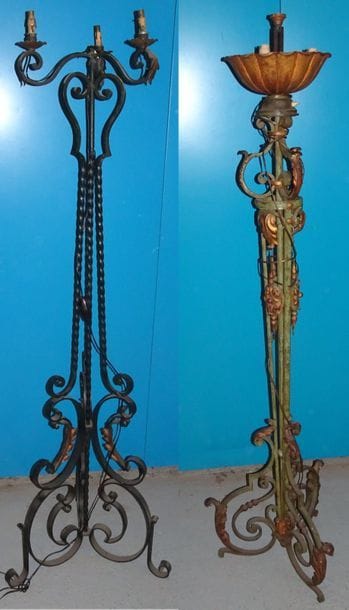 Deux lampadaires tripodes en fer forgé à...