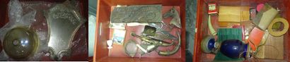 Cinq mannettes et une caisse d'objets divers,...
