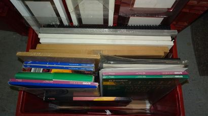 
Une caisse de cadres de photos et papiers...