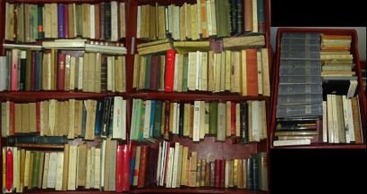 Cinq mannettes de livres divers brochés ou...