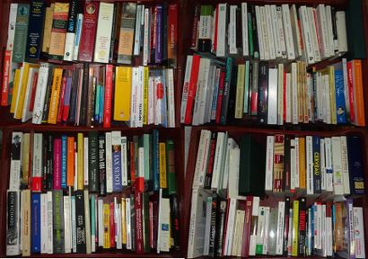 Quatre mannettes de livres brochés.