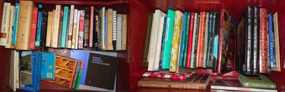 Mannette et caisse de livres sur l'Océanie,...