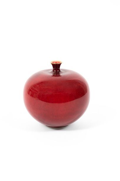 Ecole XXème 

Deux vases en porcelaine émaillée...