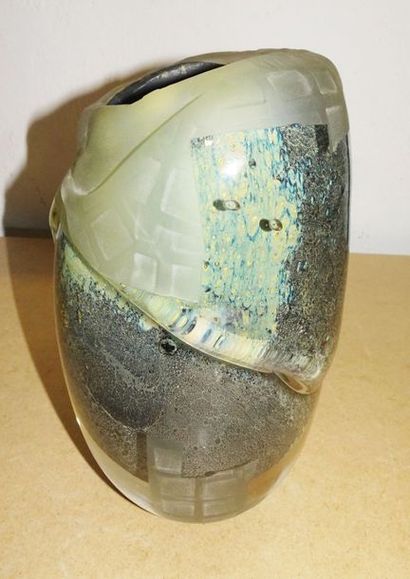 Ecole du XXème siècle

Vase en verre incolore...