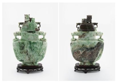 CHINE, XXème siècle

Vase couvert sur talon...