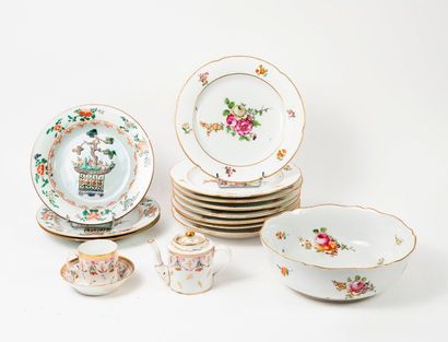 Ensemble de pièces en porcelaine polychrome...