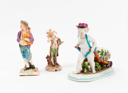 Trois sujets en céramique polychrome et or,...