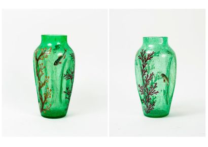 Paire de vases à côtes rentrantes et col...