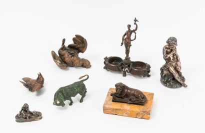 Ensemble de sept petits sujets en bronze...