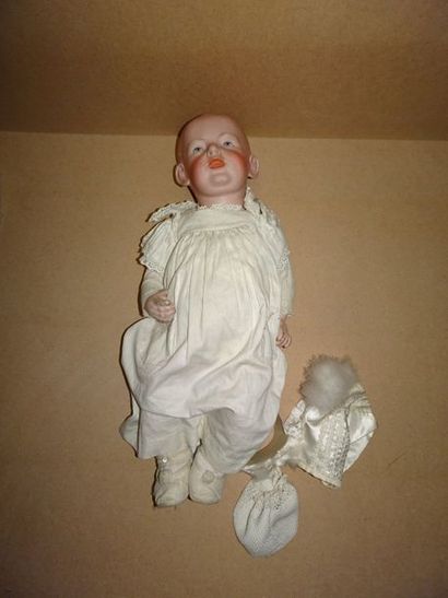 Bébé.

Tête caractérisée en biscuit, marquée...