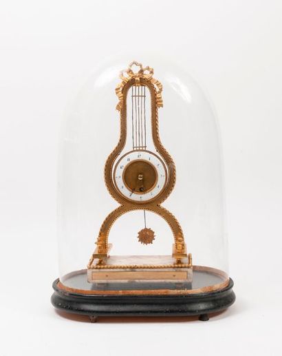 Pendule lyre en bronze doré sommée d'un noeud...
