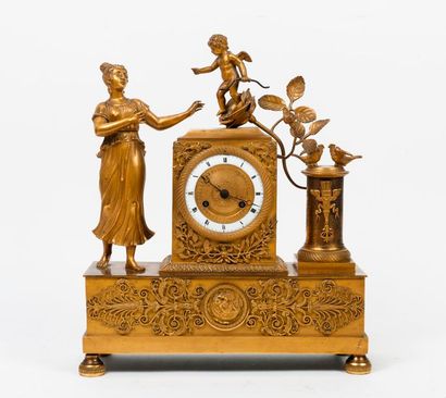 Pendule borne en bronze et laiton dorés figurant...