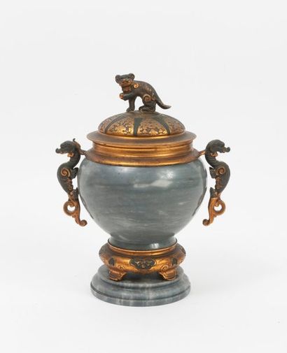 Dans le goût de l'ESCALIER DE CRISTAL


Vase...