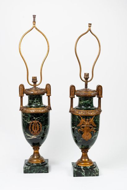 Paire de vases amphores sur piédouche en...