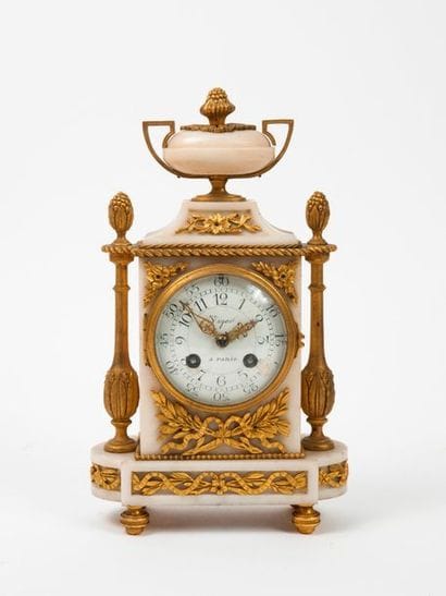 Petite pendule borne en marbre blanc et bronze...