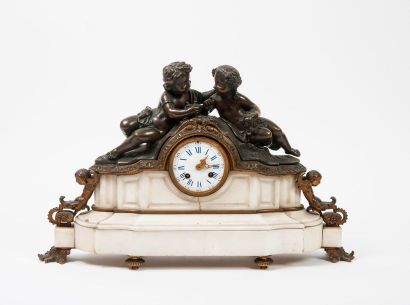 Pendule borne aux deux enfants dénicheurs...