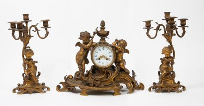 Garniture de cheminée en bronze doré et ciselé...