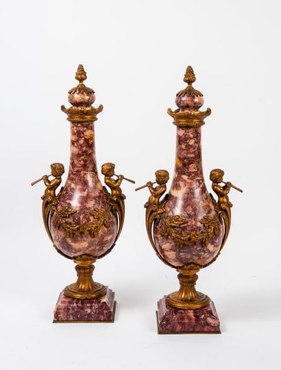 Paire de vases décoratifs piriformes sur...